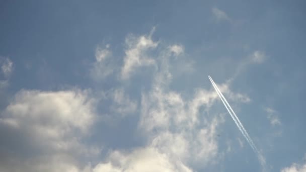 Avion Ligne Jet Volant Haut Dans Ciel Laisse Des Traînées — Video