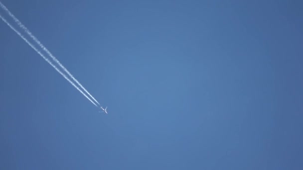 Jet Avión Línea Volando Alto Cielo Deja Rastros Cielo Azul — Vídeo de stock
