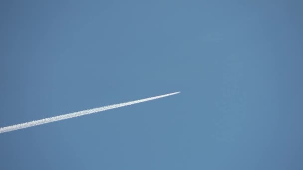 Avião Jato Voando Alto Céu Deixa Rastros Céu Azul Claro — Vídeo de Stock