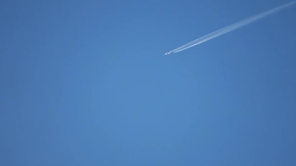 Samolot Odrzutowy Lecący Wysoko Niebie Pozostawia Smugi Czystym Błękitnym Niebie — Wideo stockowe