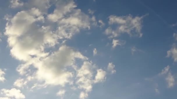 Lapso Tiempo Nubes Anaranjadas Amarillas Atardecer Cielo Azul — Vídeo de stock