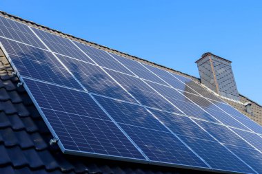 Güneş panelleri bir konutun çatısında temiz enerji üretiyor.