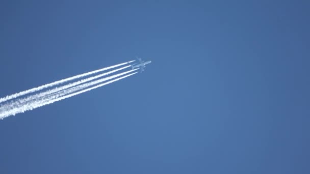 Jet Letadlo Létající Vysoko Obloze Zanechává Jasně Modré Obloze Kondenzátory — Stock video