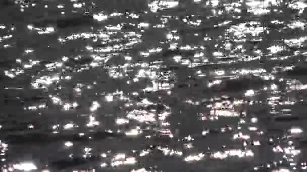 Selektivní Soustředění Šumivé Vody Vlnobitím Jezero Odrážející Jasné Sluneční Světlo — Stock video