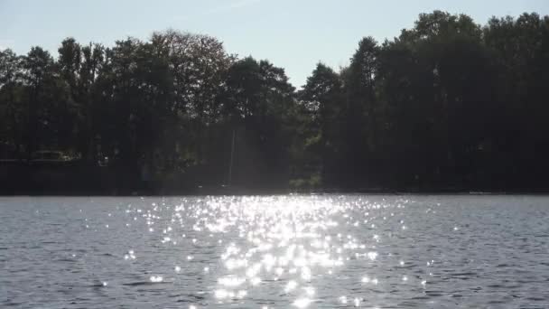 Selektiver Fokus Von Sprudelndem Wasser Mit Wellenbewegung Einem See Der — Stockvideo