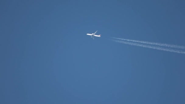 Samolot Odrzutowy Lecący Wysoko Niebie Pozostawiający Ślady Czystym Błękitnym Niebie — Wideo stockowe