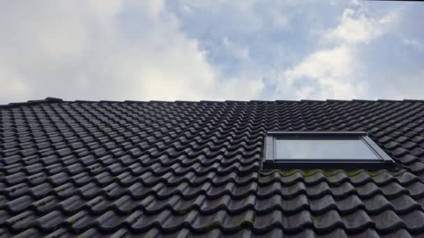 Знімок Хмар Відображений Вікні Даху Житлового Будинку Чорною Плиткою — стокове відео