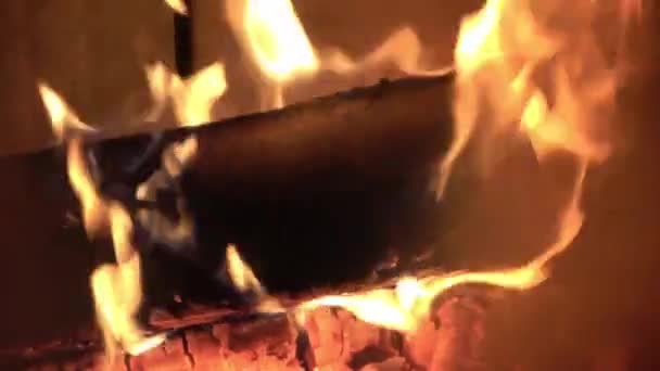 Sıcak Bir Şöminenin Ahşap Bir Parça Parçalanmasıyla Aşırı Hızlanması — Stok video