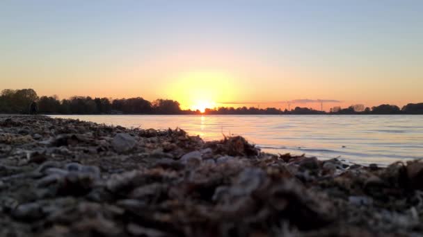 Hermosa Romántica Puesta Sol Lago Colores Amarillo Naranja — Vídeos de Stock