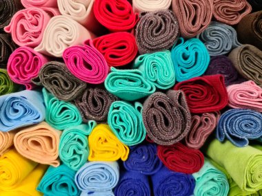 Kumaş pazarında bulunan kumaş ve kumaş örneklerine farklı renklerde yakından bakmak.