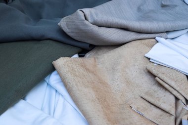 Kumaş pazarında bulunan kumaş ve kumaş örneklerine farklı renklerde yakından bakmak.