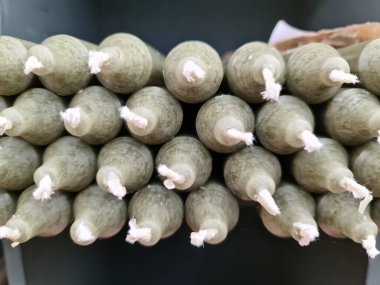 Küçük bir mağazada gösterilen raftaki mumların seçici odak noktası