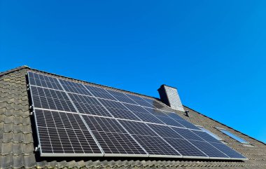 Güneş panelleri bir konutun çatısında temiz enerji üretiyor.