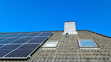 Güneş panelleri bir konutun çatısında temiz enerji üretiyor.