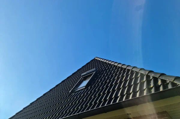 Fenêtre Style Velux Avec Des Tuiles Toit Noires Avec Des — Photo