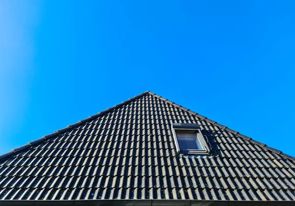 Siyah Çatı Kiremitleri Ile Velux Tarzı Çatı Penceresini — Stok fotoğraf