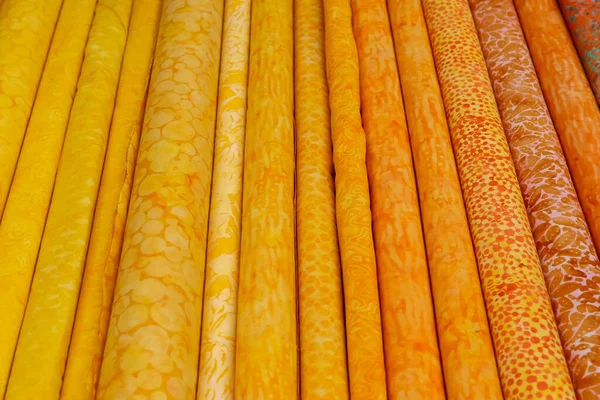 Vista Vicino Dettagliata Campioni Tessuti Tessuti Diversi Colori Trovati Mercato — Foto Stock