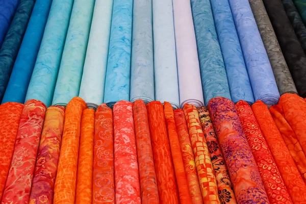 Vista Vicino Dettagliata Campioni Tessuti Tessuti Diversi Colori Trovati Mercato — Foto Stock