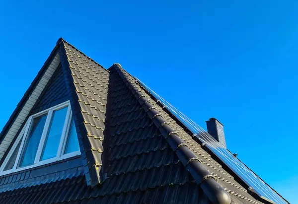 지붕에서 에너지를 생산하는 — 스톡 사진