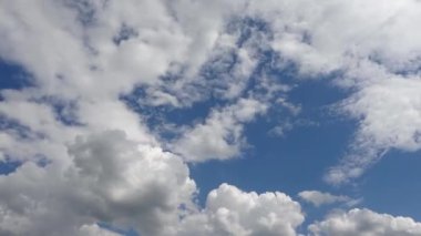 Koyu mavi bir yaz gökyüzünde, güzel, yumuşak, beyaz bulut oluşumlarının aşırı düşüşü.