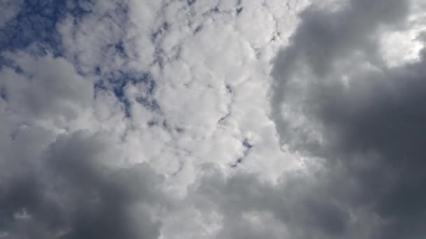 深い青色の夏の空に美しいふわふわの白い美しい雲の形成のハイパーレイプ — ストック動画