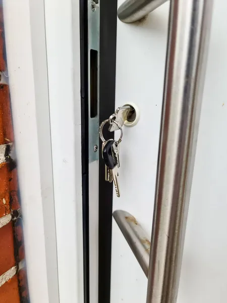 Abrir Porta Apartamento Com Uma Chave Fechadura Segurança Proteção Contra — Fotografia de Stock