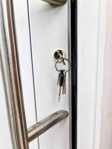 Abrir Porta Apartamento Com Uma Chave Fechadura Segurança Proteção Contra — Fotografia de Stock