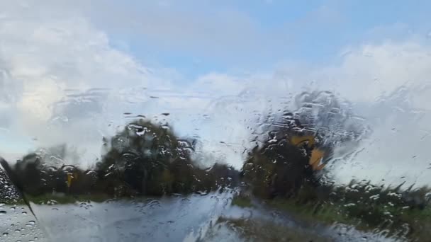 Pohled Přes Čelní Sklo Zaparkovaného Auta Silném Dešti Provozem Silnici — Stock video