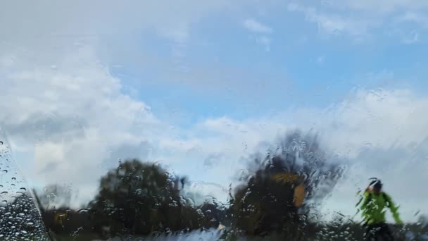 Вид Через Лобовое Стекло Припаркованного Автомобиля Сильный Дождь Движением Дороге — стоковое видео