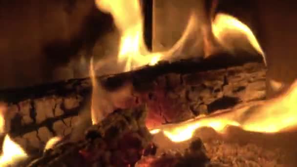 Schöne Rote Und Orangefarbene Glühende Feuer Kamin — Stockvideo