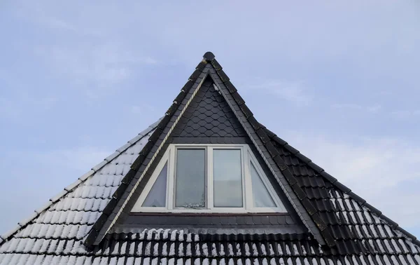 住宅楼宇的屋面 部分雪地及窗户采用天鹅绒风格 屋顶为黑色瓦 — 图库照片
