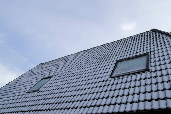 Dach Budynku Mieszkalnego Śniegiem Oknami Stylu Velux Czarnymi Dachówkami — Zdjęcie stockowe
