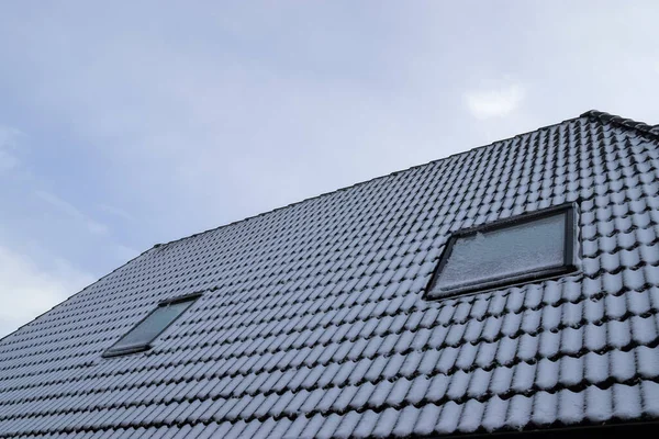 Telhado Edifício Residencial Com Alguma Neve Janelas Estilo Velux Com — Fotografia de Stock