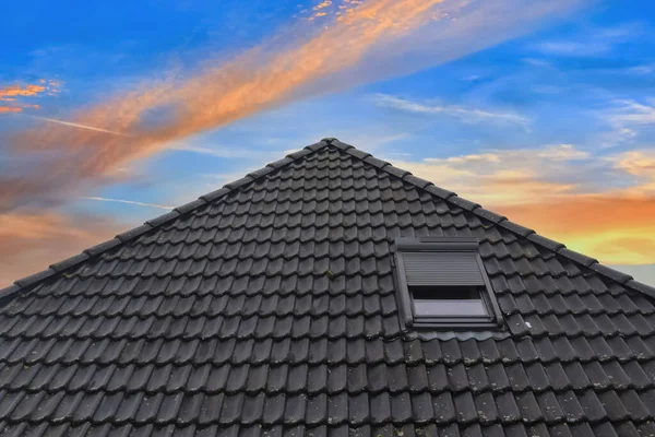 Dach Budynku Mieszkalnego Oknami Stylu Velux Czarnymi Dachówkami — Zdjęcie stockowe