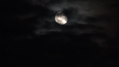Geceleyin parlak aya bak, bulutlar geçip gidiyor..