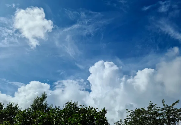 Beautiful Fluffy White Beautiful Cloud Formations Deep Blue Summer Sky — Stock Photo, Image