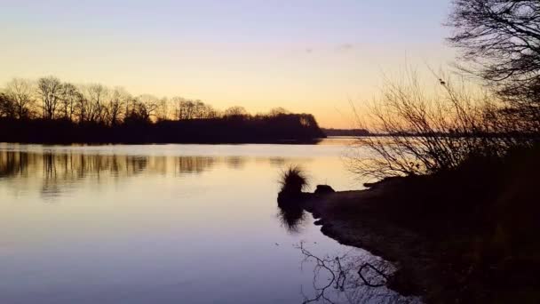 水面が反射する日没時の湖のロマンチックな景色 — ストック動画