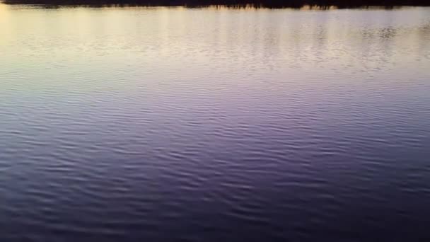 日落时带着反光水面的湖景 — 图库视频影像