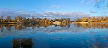Tarlaları ve yeşil otları olan kuzey Avrupa 'nın güzel yüksek çözünürlüklü manzarası.