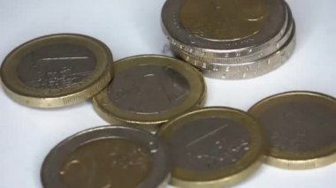 Çemberde dönen yakın görüntüde birçok avro sikkesi üzerinde döngüsel seçici odak görünümü .