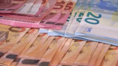 Birbiri üzerine yığılmış sayısız euro banknotlarını kapatın..