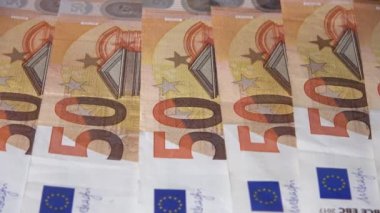 Birbiri üzerine yığılmış sayısız euro banknotlarını kapatın..