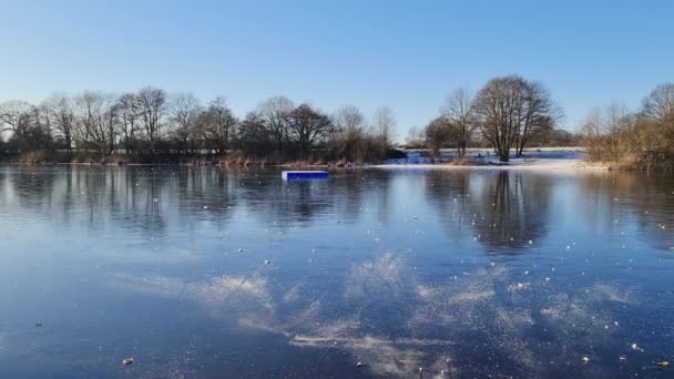 View Frozen Lake Reflections Blue Sky Clear Weather — стоковое видео