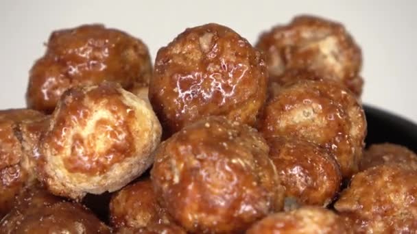 Mnoho Kandované Makadamia Ořechy Rotující Malé Misce Proti Bílému Pozadí — Stock video