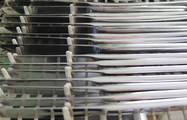 Επιλεκτική Εστίαση Γυαλιστερών Μαχαιροπίρουνων Πλυντήριο Πιάτων Μετά Τον Καθαρισμό Πιρούνια — Φωτογραφία Αρχείου