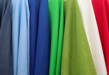 Kumaş pazarında bulunan kumaş ve kumaş örneklerine farklı renklerde yakından bakmak.