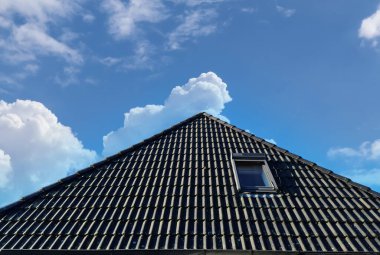 Siyah çatı kiremitleri ile Velux tarzı çatı penceresini aç