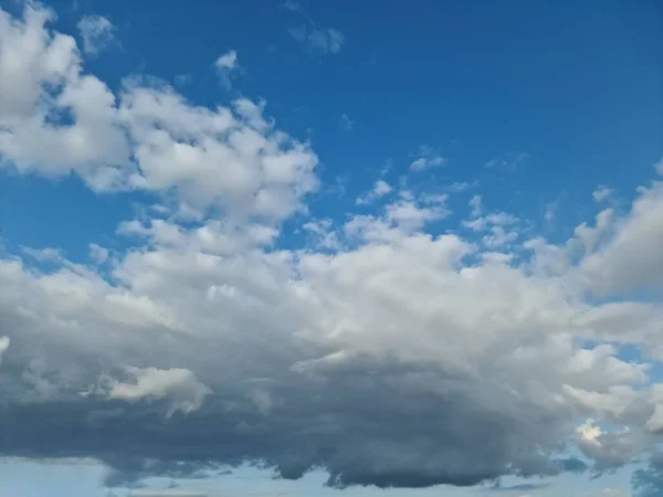 Красивые Пушистые Белые Красивые Облака Глубоком Голубом Летнем Небе — стоковое фото