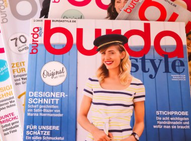 El sanatları ve giysi modelleri ile güncel moda trendleri için burada dergileri yığını.