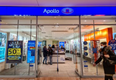 Bir alışveriş merkezindeki Apollo Optiker şubesinin giriş alanı.
